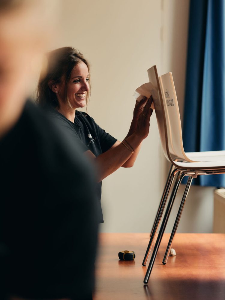 Stoelen worden gedecoreerd met de branding van een bedrijf