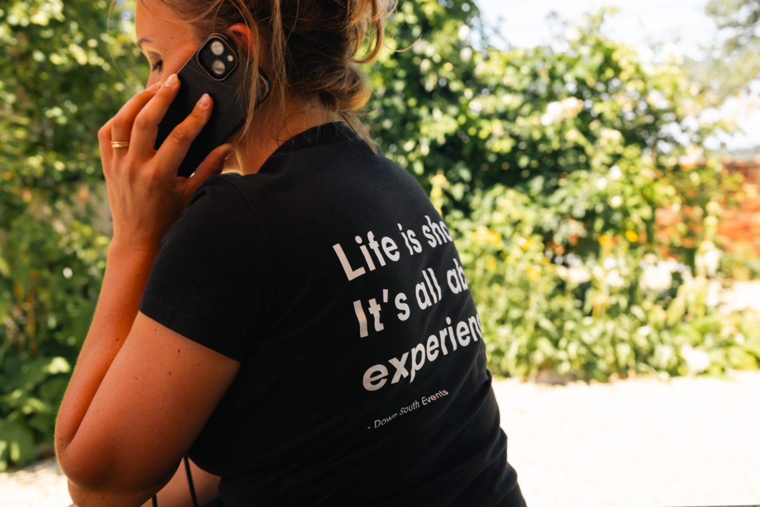 Giulia Vinken werkt aan de planning van een evenement