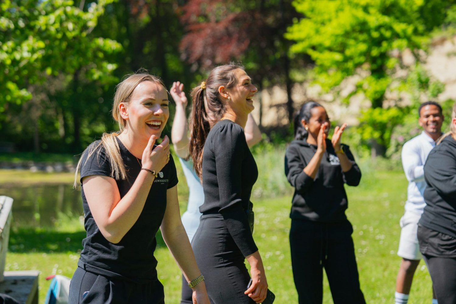 Lachend eventteam tijdens de uitvoer van een teambuilding evenement in Zuid-Limburg